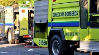 Alarma en las inmediaciones de Plaza Moreno: un automóvil se incendió por completo y causó pánico entre los peatones