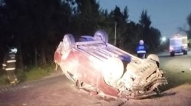 Impactante vuelco en Abasto: el conductor perdió el control y terminó en una zanja