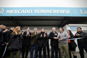 Alak y Kicillof inauguraron un mercado bonaerense fijo: los platenses podrán ahorrar un 40% con Cuenta DNI
