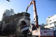 Iniciaron la demolición del depósito incendiado en pleno centro