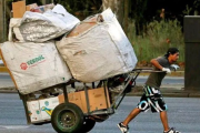 Multas de hasta $900 mil por hurgar basura: la medida del Gobierno porteño que genera controversia