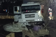 Un camión embistió una vivienda en La Plata y dos familias se salvaron de milagro