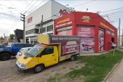 Boquete y destrozos en una hamburguesería: grave robo en San Carlos