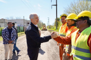 Alak inició obras viales en Melchor Romero y entregó mobiliario a escuelas de la región