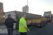 Cayó un camión con pollo congelado en la autopista 25 de Mayo y generó largas demoras hacia La Plata