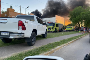 Un incendio en una fábrica de plásticos generó una densa columna de humo en La Plata
