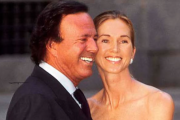 La esposa de Julio Iglesias salió a respaldarlo tras las denuncias por abuso de dos exempleadas