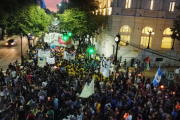 Masiva marcha de antorchas en La Plata por el financiamiento universitario