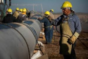 Geopolítica del caño: YPF diversifica los contratos de Vaca Muerta y le quita el monopolio de los ductos al Grupo Techint