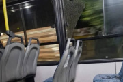 Noche de pánico en Los Hornos: destrozaron un micro a pedradas en un brutal ataque vandálico