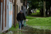 "Traigan lanchas, que juegos sobran": la ironía vecinal por una plazoleta inundada