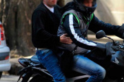 Dos motochorros saquearon un comercio en Barrio Aeropuerto y la oposición apuntó contra el ministro Alak y el gobernador Kicillof