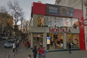 Destrozan un local de Mostaza para robar mercadería y dejan un desecho humano