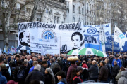El sindicalismo y los movimientos sociales copan la Plaza de Mayo: cuándo y por qué marchan contra las deudas bancarias