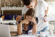 Familias atrapadas en el laberinto financiero de las deudas y la inflación