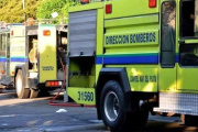 Alarma en las inmediaciones de Plaza Moreno: un automóvil se incendió por completo y causó pánico entre los peatones