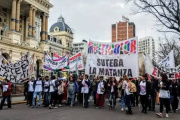 Docentes lanzaron un paro de 48 horas por los bajos salarios que alcanza a La Plata y la provincia