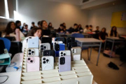 La Provincia prohíbe usar el celular en secundarias públicas y privadas