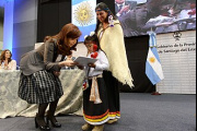 Comunidades originarias se concentraron frente a la casa de Cristina Kirchner para rechazar el «Día de la Raza» impulsado por Milei