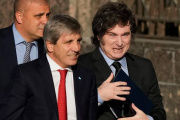 Guerra judicial por las obras: Kicillof denunció penalmente a Milei y Caputo por el desvío millonario del Fondo Hídrico