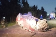 Impactante vuelco en Abasto: el conductor perdió el control y terminó en una zanja