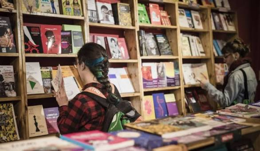 Alarma en el sector editorial: librerías platenses se declaran en emergencia ante el posible desarme de la Ley del Libro