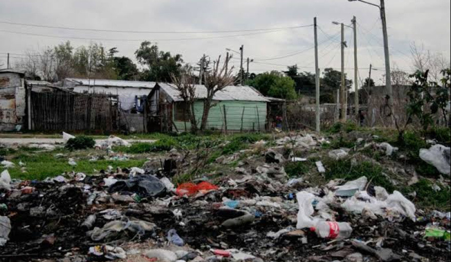 El relato del superávit de Alak choca contra el abandono de los barrios en La Plata